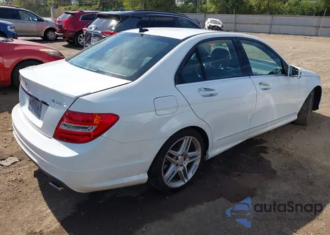 2014 Mercedes-Benz C 300 Sport 4Matic z USA, uszkodzony, nr VIN WDDGF8AB2ER310266